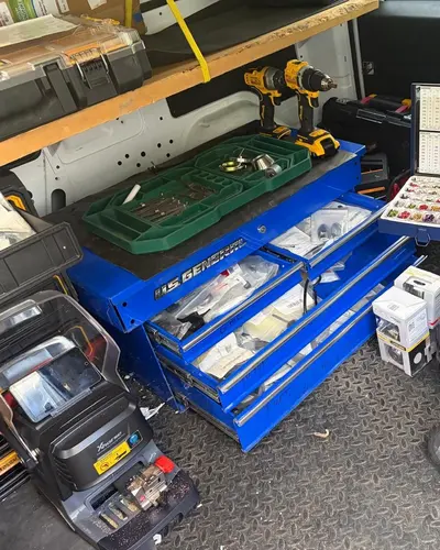 Pinning kit and drawers of lock parts in the SOS van